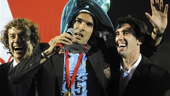 El bromista Sebastián Abreu "se robó" la celebración uruguaya en Montevideo