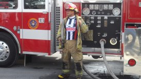 Humberto Suazo se vistió de bombero para campaña benéfica en México
