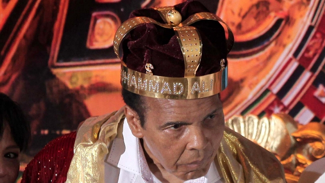 Mohamed Ali fue investido como Rey del boxeo por el Consejo Mundial