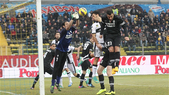 Juventus de Vidal e Isla enredó puntos con Parma de Jaime Valdés
