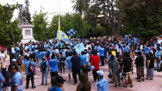 Jugadores de O'Higgins e hinchas asistieron al "banderazo" para la víctimas de Tomé