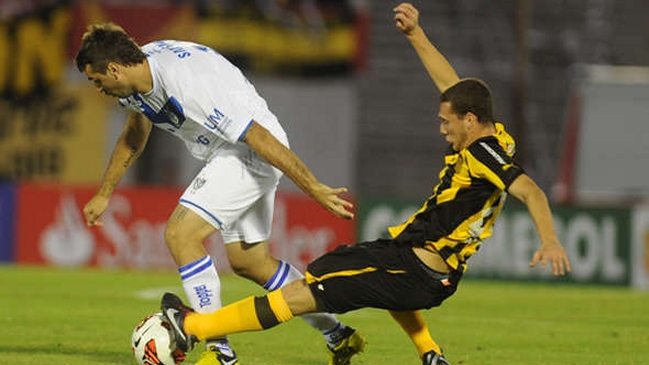 Lucas Pratto le dio valiosa victoria a Vélez Sarsfield sobre Peñarol