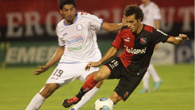 Newell's Old Boys obtuvo un polémico triunfo en la antesala del duelo contra U. de Chile