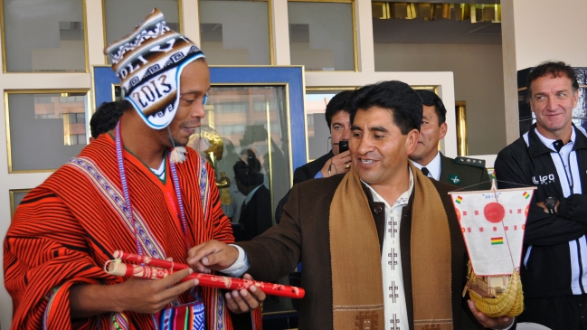 Ronaldinho fue homenajeado y vestido como indígena aimara en Bolivia