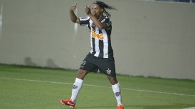 Ronaldinho deslumbró para mantener la campaña perfecta de A. Mineiro en la Libertadores