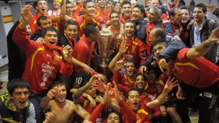 Los festejos de U. Española en el camarín y de sus hinchas en Plaza Italia