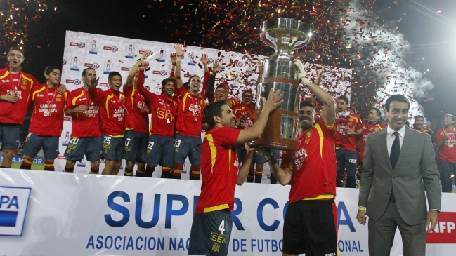 U. Española levantó la Supercopa en la despedida de Franco de la U