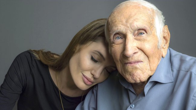 Angelina Jolie posa con Louis Zamperini en la primera imagen de "Unbroken"