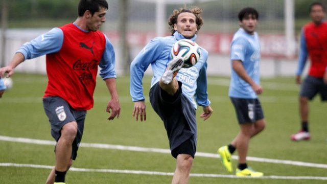 Luis Suárez y Diego Forlán ya entrenan con la selección uruguaya