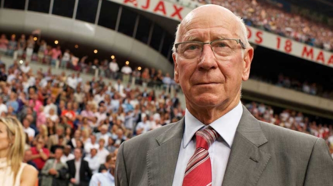 Bobby Charlton destacó a Chile: "Es un equipo muy fuerte"