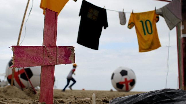 Organización usó balones gigantes para protestar por el Mundial