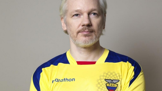 Assange se pone la camiseta de Ecuador