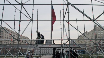Instalan pantalla gigante frente a La Moneda para el Chile versus Holanda