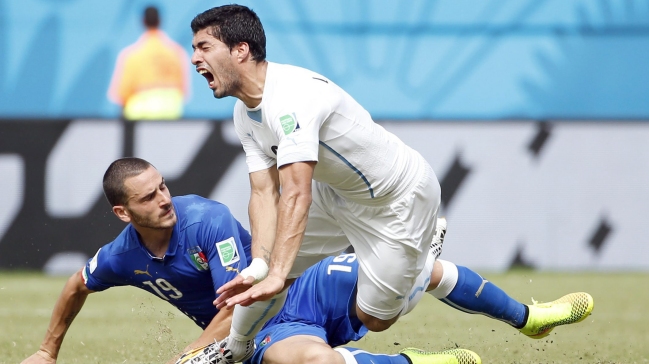 Luis Suárez: Sólo choqué con el hombro de Chiellini