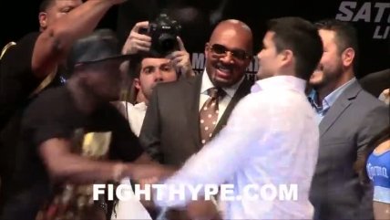 Floyd Mayweather y Marcos Maidana casi terminan a golpes en presentación de pelea