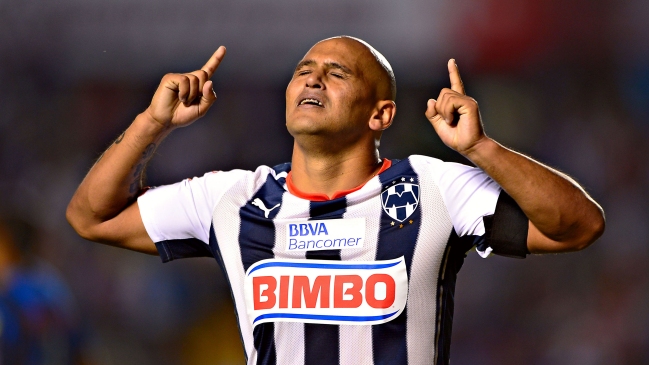 Humberto Suazo anotó gol clave antes de salir lesionado en triunfo de Monterrey