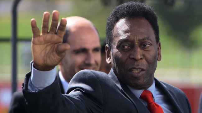 Pelé fue hospitalizado en Sao Paulo por problemas estomacales