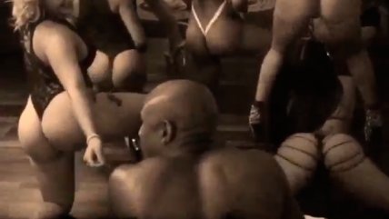 Floyd Mayweather se relaja observando a chicas bailando con poca ropa