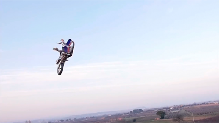 Motorista muestra increíble "voltereta" en el aire