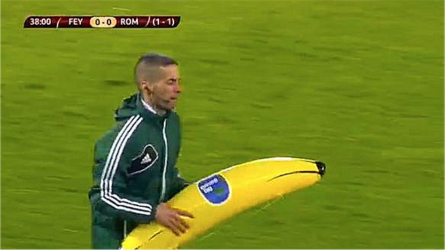 Desde Feyenoord descartaron que banana lanzada en duelo con AS Roma fue acto racista