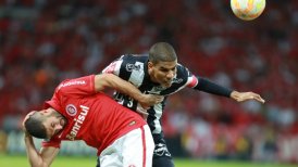 Internacional de Charles Aránguiz avanzó a los cuartos de final con victoria sobre Atlético Mineiro