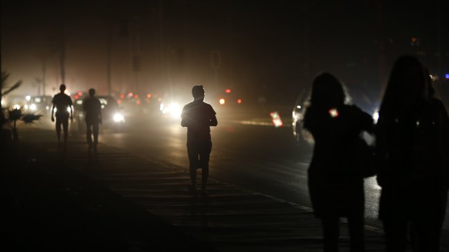 Corte de luz exaspera a vecinos de Puente Alto ad portas del partido de Chile y Uruguay