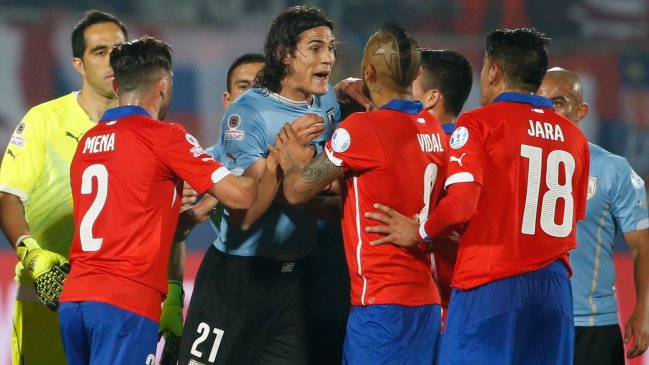 La acción de Gonzalo Jara sobre Edinson Cavani que desató la polémica