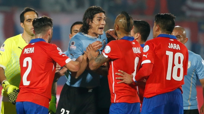 Ayudante de Uruguay: Gonzalo Jara molestó a Edinson Cavani con accidente del padre