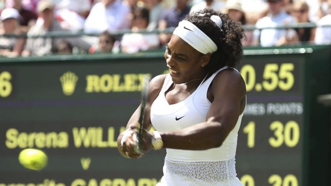 Serena Williams debutó con un sólido triunfo en Wimbledon