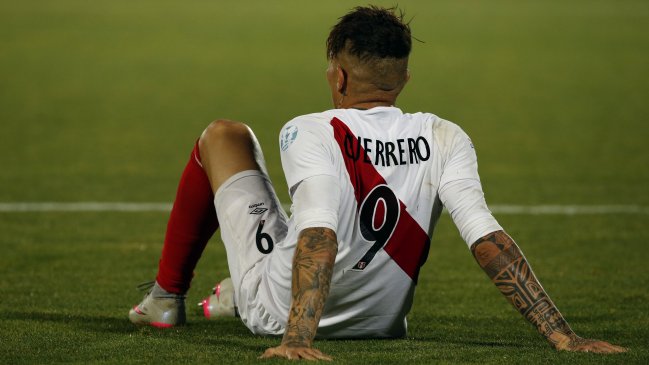 Paolo Guerrero reclamó con dureza en contra del arbitraje del duelo ante Chile