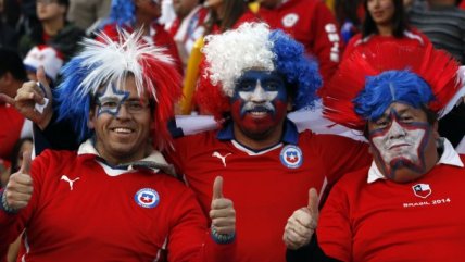 Los hinchas llenaron de color el Estadio Nacional para el duelo entre Chile y Perú