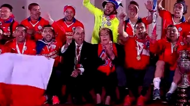 Campeones de América son ovacionados frente a La Moneda