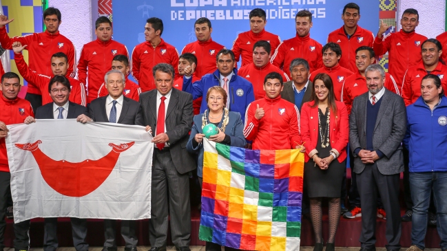 Michelle Bachelet recibió en La Moneda a la selección de fútbol de Pueblos Indígenas