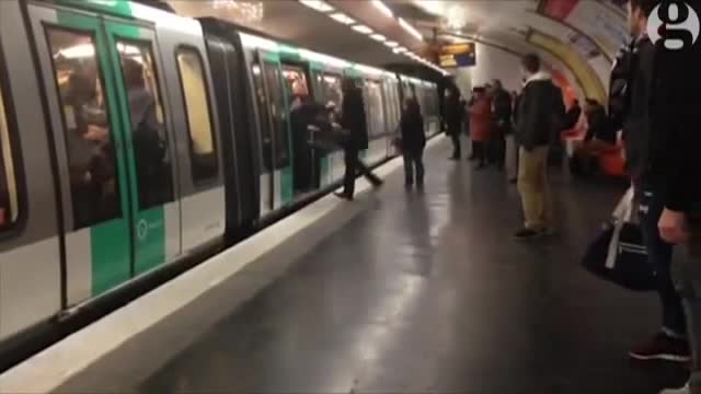 Cuatro hinchas de Chelsea fueron sancionados por incidente racista en metro de París