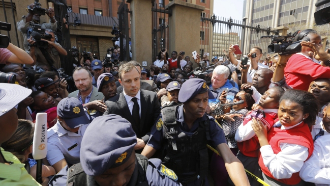Pistorius salió este lunes de prisión para cumplir arresto domiciliario