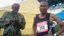Atleta keniano fue descalificado tras colarse en el último kilómetro de un maratón
