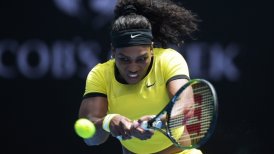 Serena Williams arrancó con solidez la defensa de su título en Australia