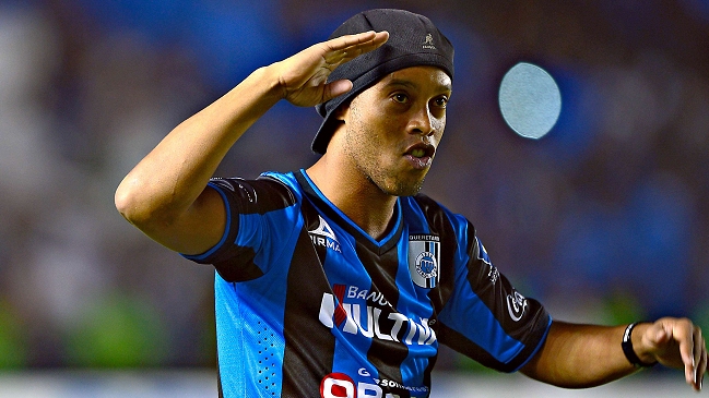 Ronaldinho llegó a Ecuador y decidirá si acepta oferta de Barcelona de Guayaquil