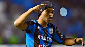 Ronaldinho llegó a Ecuador y decidirá si acepta oferta de Barcelona de Guayaquil