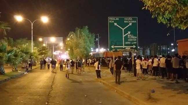 Hinchas de Colo Colo tuvieron serios problemas para ingresar al Monumental y no hubo bombo