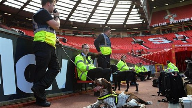 Realizaron explosión controlada en Old Trafford tras la evacuación del estadio