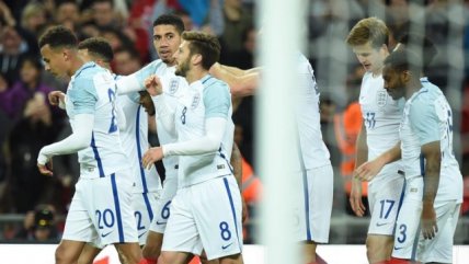 Chris Smalling anotó el único gol en victoria de Inglaterra sobre Portugal