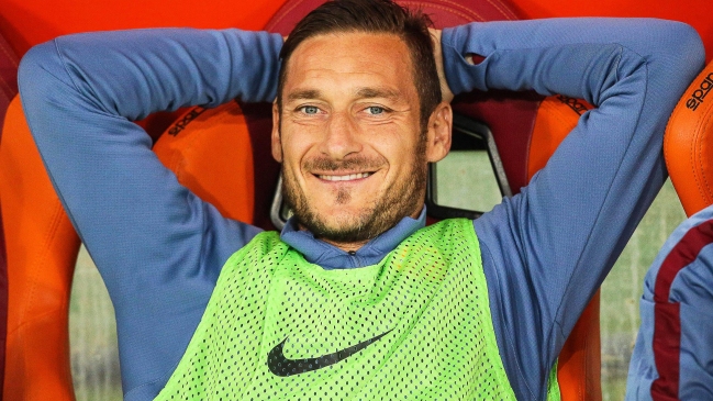 Francesco Totti renovó contrato con AS Roma por una temporada más