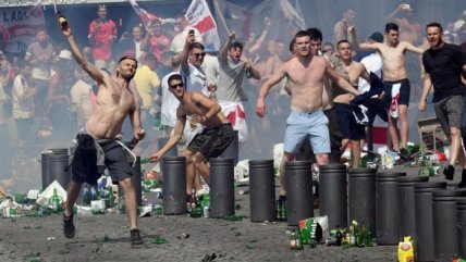Hinchas ingleses y rusos protagonizaron serios incidentes en Marsella