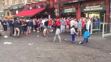 Hinchas ingleses se burlaron de niños que pedían limosna en Lille