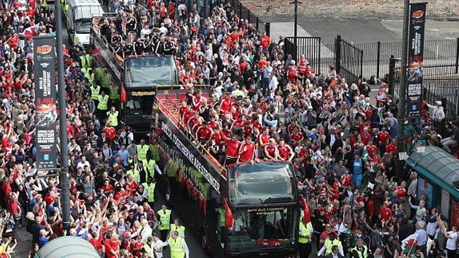 La selección de Gales fue recibida por 200 mil hinchas en Cardiff