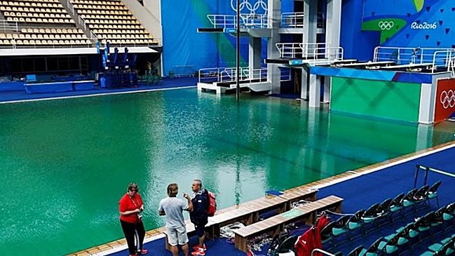Federación de Natación explicó color verde en piscina de Río 2016