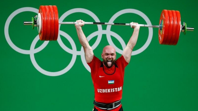 Pesista uzbeko Ruslan Nurudinov alzó el oro en la categoría 105 kilos