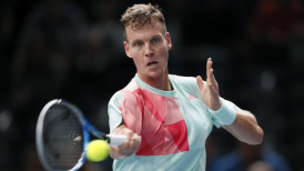 Tomas Berdych derribó a Joao Sousa y accedió a octavos de final en París-Bercy