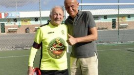 Portero argentino de 82 años colgó los guantes tras 70 años en activo